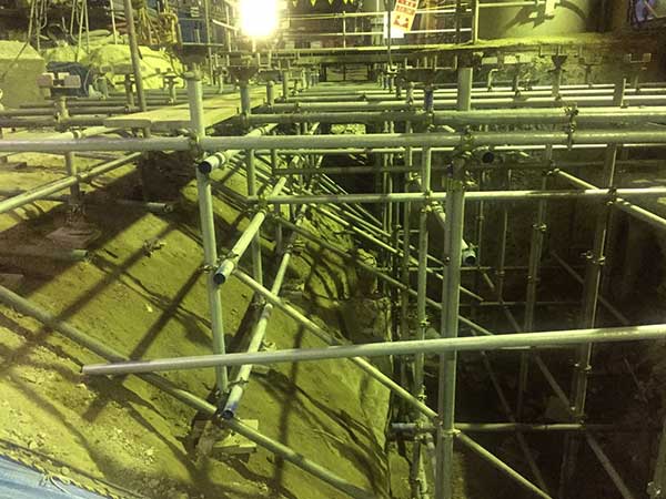 工場内の単管足場