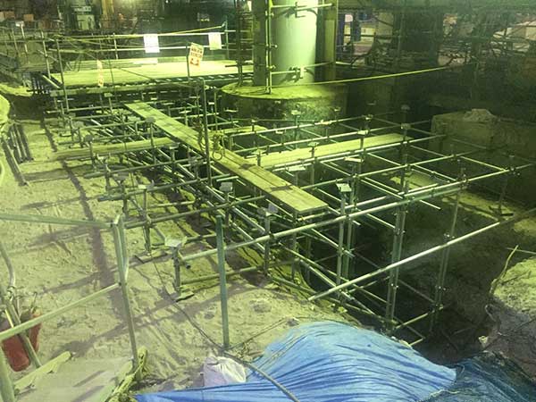 工場内の単管で作った重量足場