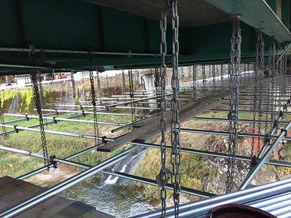 橋の下の吊り足場