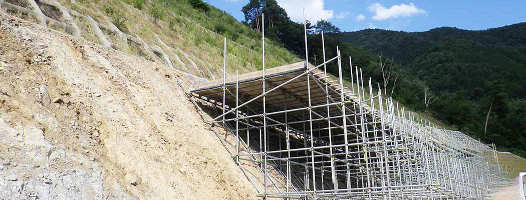 のり面の足場 | 足場工事なら愛知・岐阜・三重のKRS株式会社
