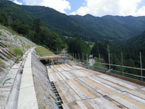 のり面の足場組立2 | 足場組立・鳶工事のKRS株式会社【岐阜県土岐市】