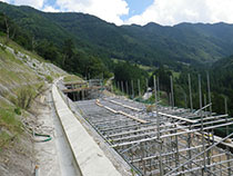 のり面の足場組立4 | 足場組立・鳶工事のKRS株式会社【岐阜県土岐市】