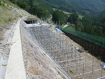 のり面の足場組立5 | 足場組立・鳶工事のKRS株式会社【岐阜県土岐市】