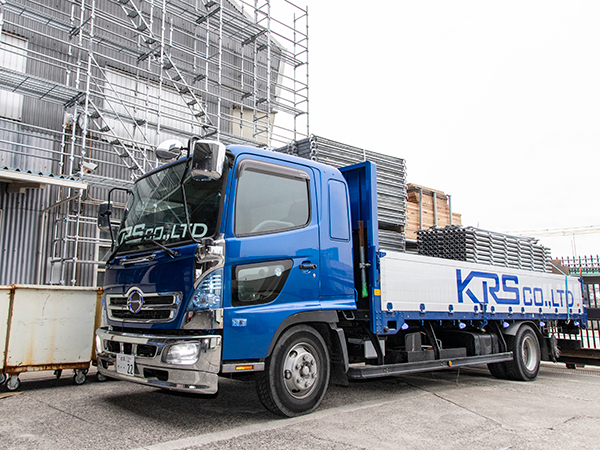 資材搬入トラック