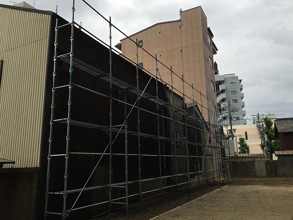 改修工事のビケ足場